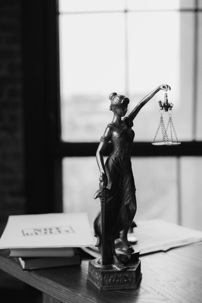 Консультація юриста — правова допомога ветеранам. Юридична допомога ветеранам — юридичні документи на столі